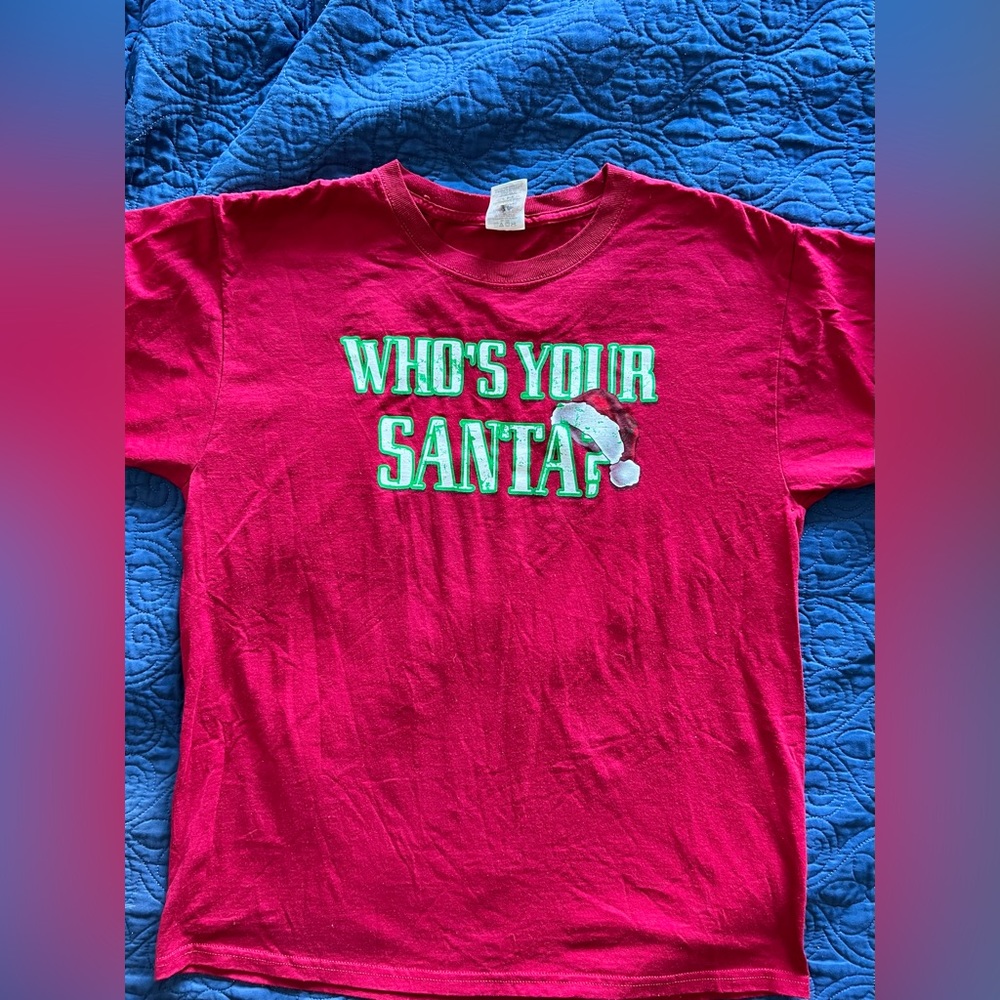 Size large Jerzees red Tshirt-“who’s your santa”🎅🏻🤶🏻